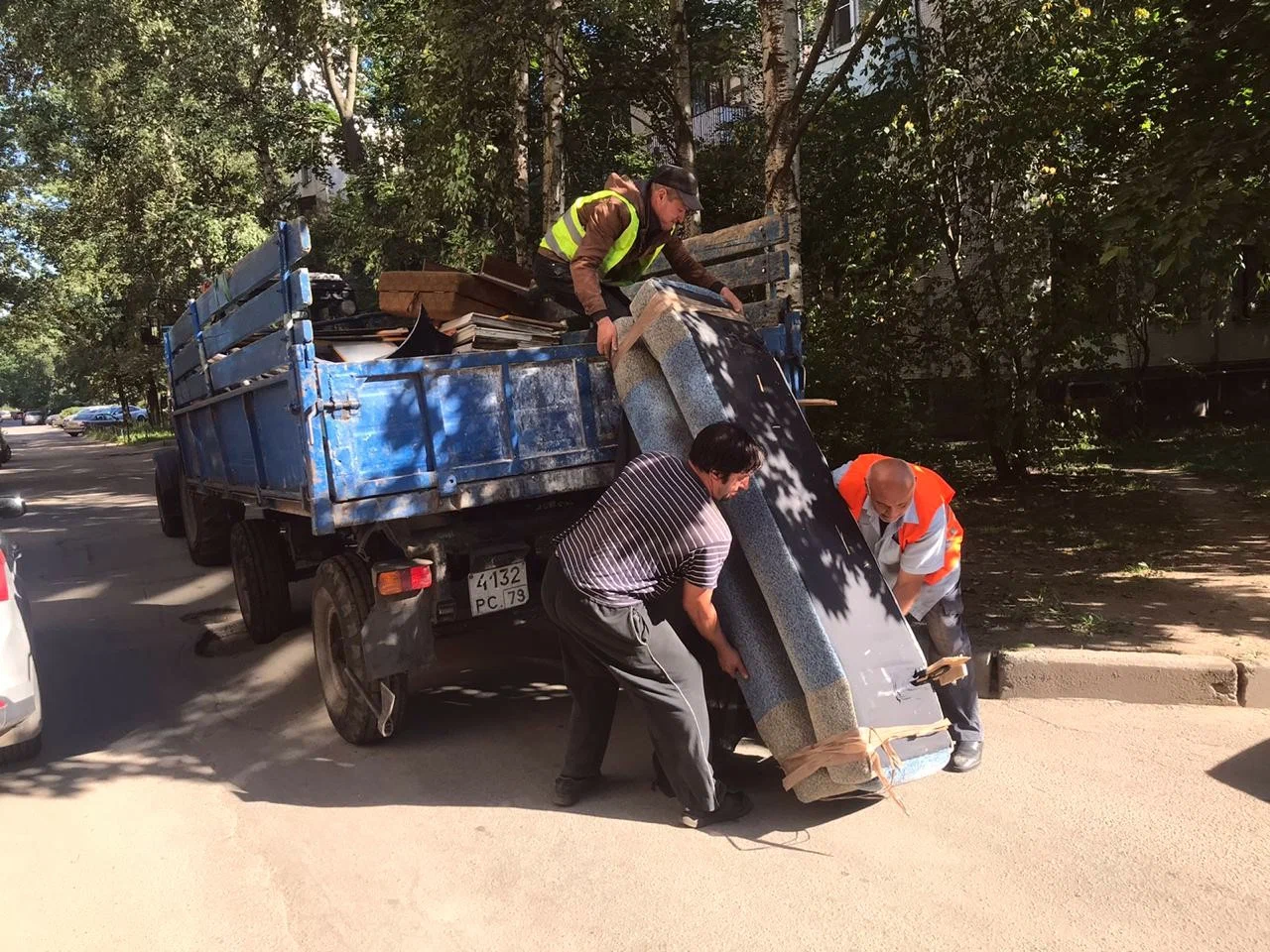 Профессиональный вывоз крупногабаритного мусора в Советской Гавани в октябре