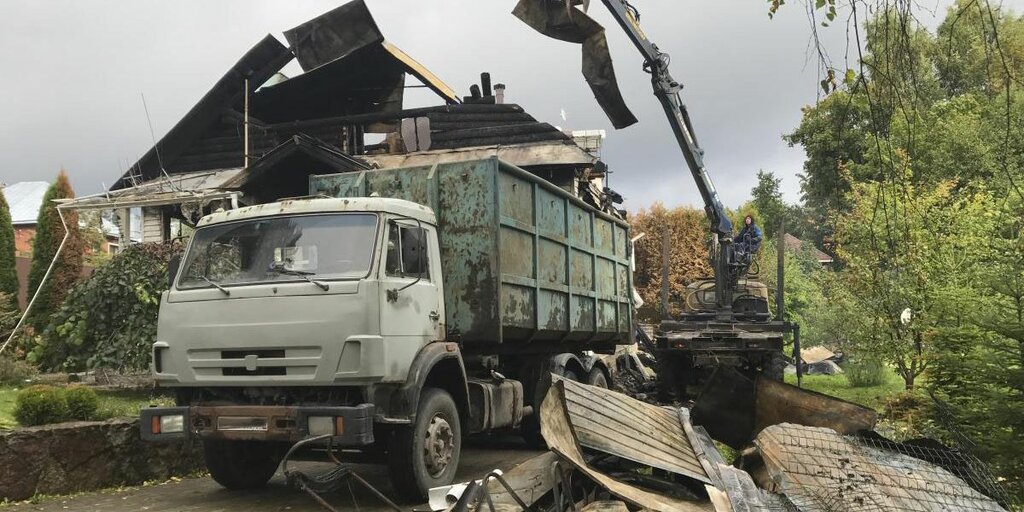 Вывоз мусора после пожара с утилизацией в Советской Гавани в октябре