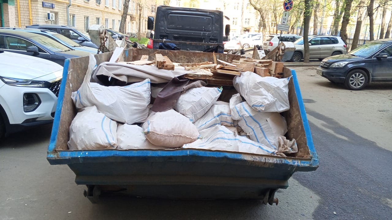 Вывоз мусора из магазина в Советской Гавани в октябре