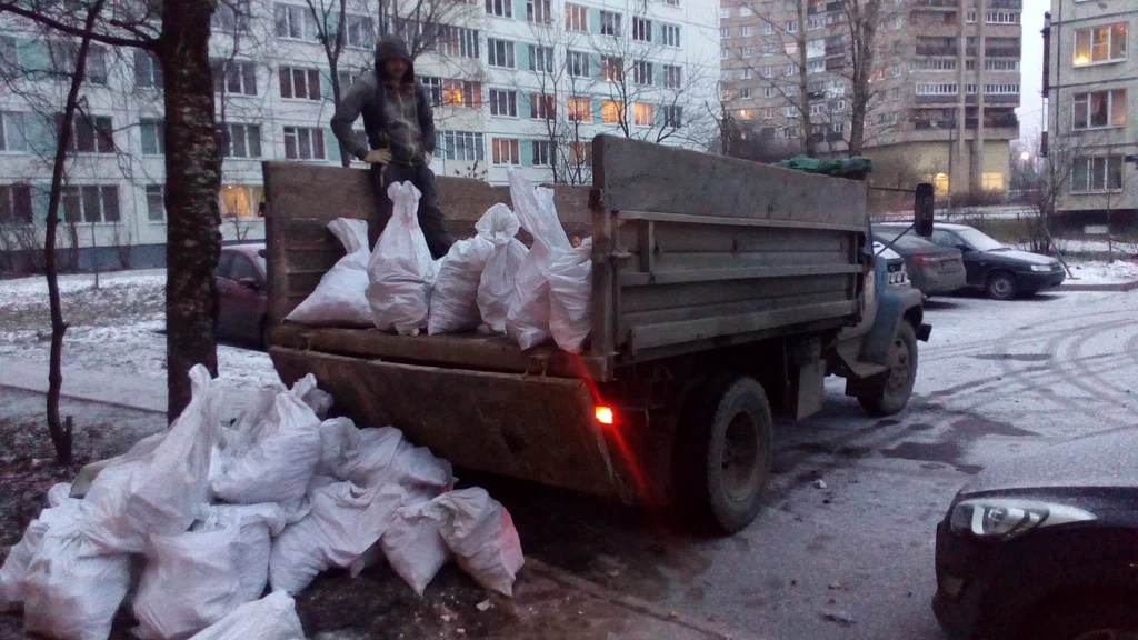 Вывоз мусора в мешках в Советской Гавани в октябре