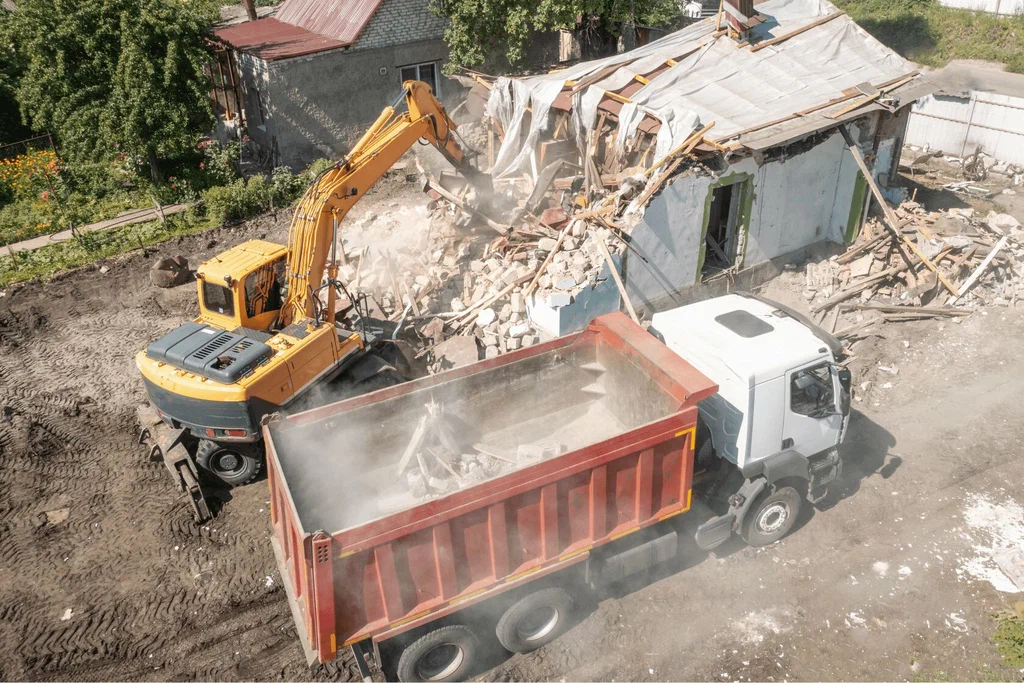 Вывоз мусора после сноса зданий с выездом в Советской Гавани в октябре
