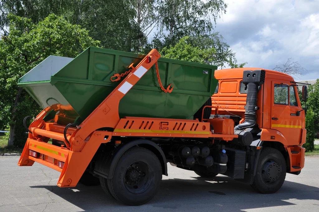Заказ бункеровоза для вывоза мусора и отходов в Советской Гавани в октябре