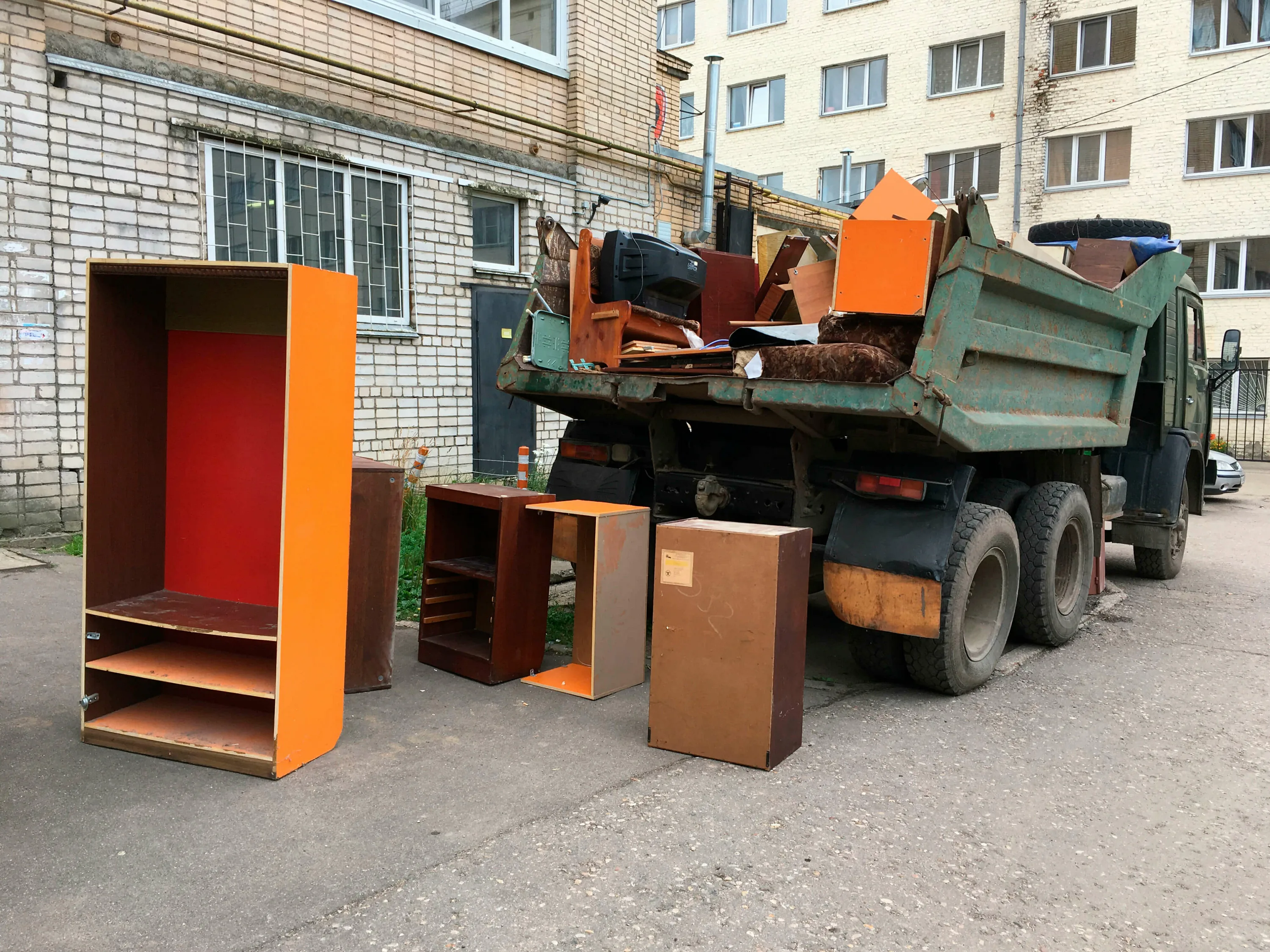 Утилизация старой мебели с вывозом и разбором в Советской Гавани в октябре