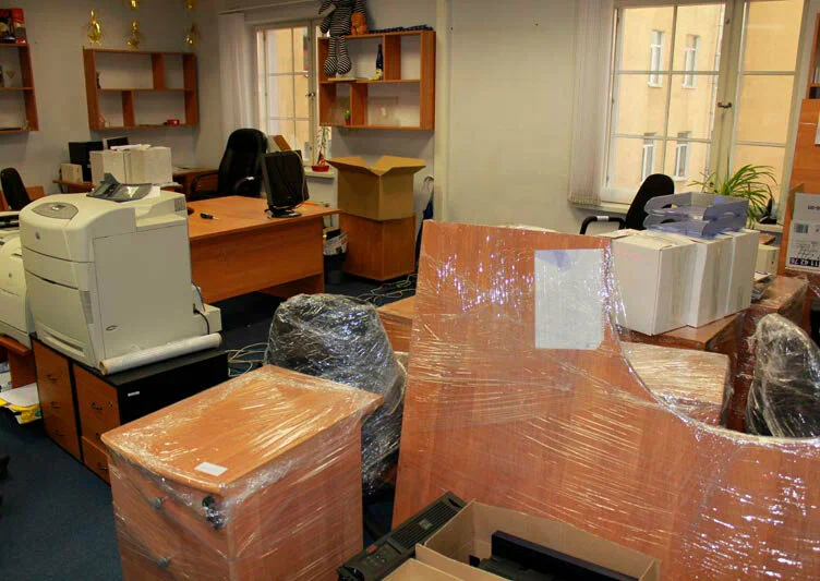 Вывоз старой офисной мебели в Советской Гавани в октябре