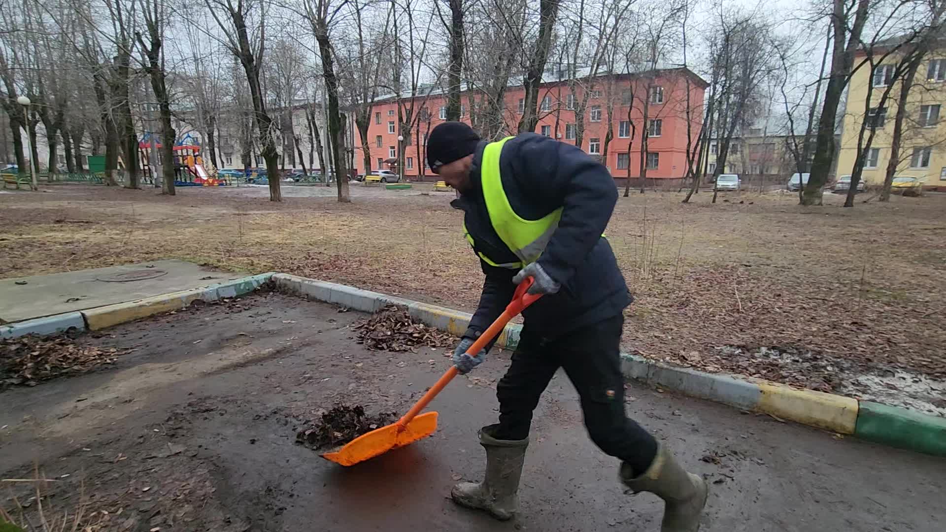 Уборка территорий в Советской Гавани в октябре