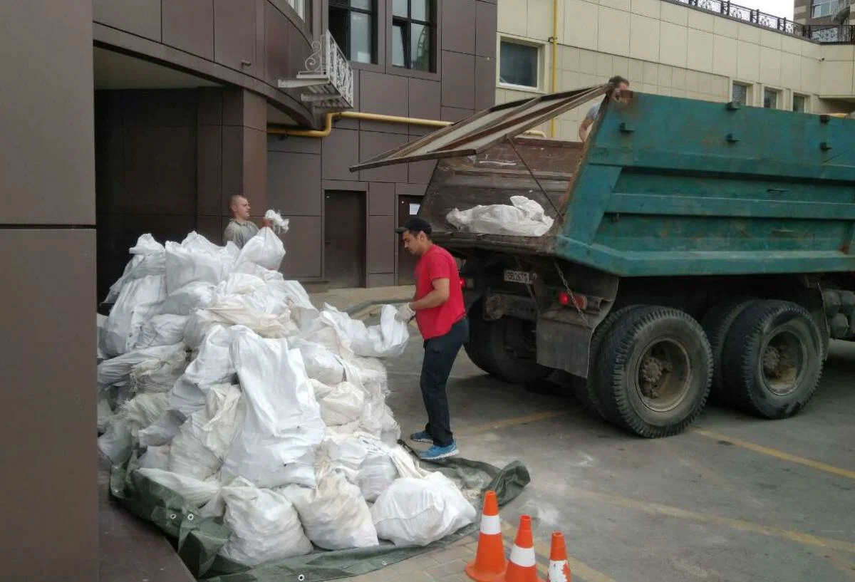 Вывоз мусора из подвала в Советской Гавани от ПроМусор – уборка, разбор завалов и очистка, цены от 2493 руб