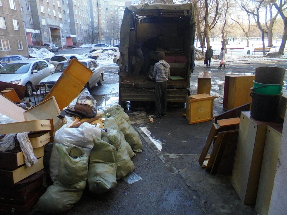 Вывоз мусора из подвала с утилизацией в Советской Гавани в октябре
