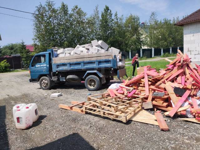 Вывоз мусора с чердака в Советской Гавани в октябре