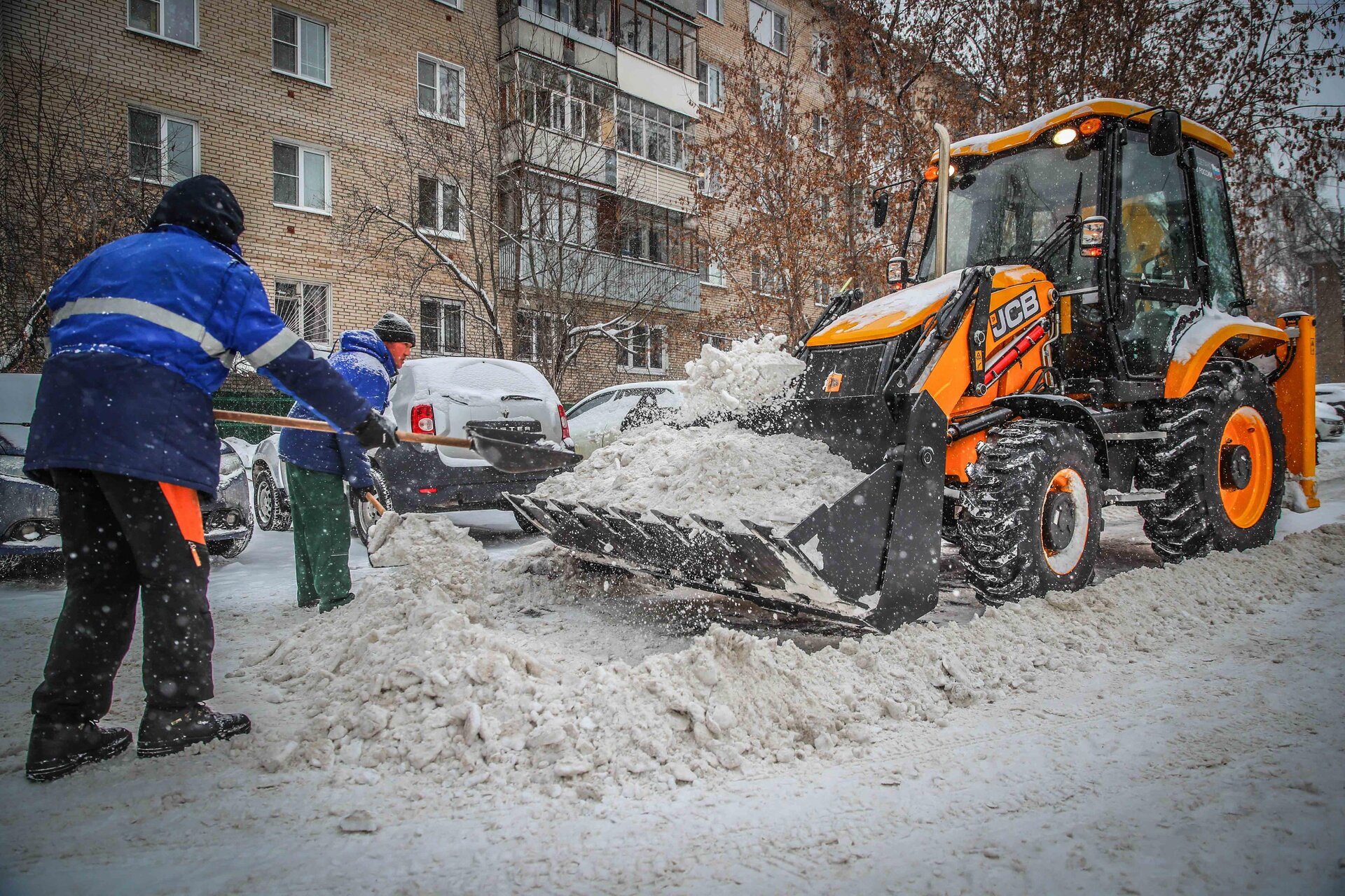 Очистка дворов от снега и наледи в Советской Гавани — уборка снега, трактор и ручная, цены от 519 руб. | ПроМусор