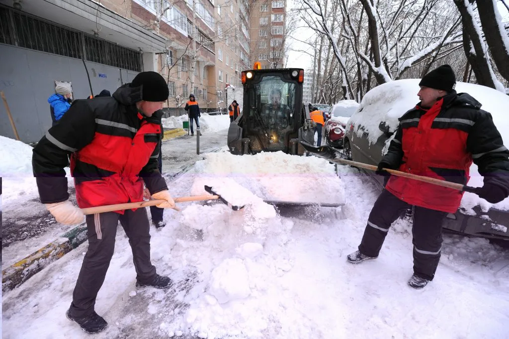 Очистка дворов от снега с гарантией результата в Советской Гавани в октябре