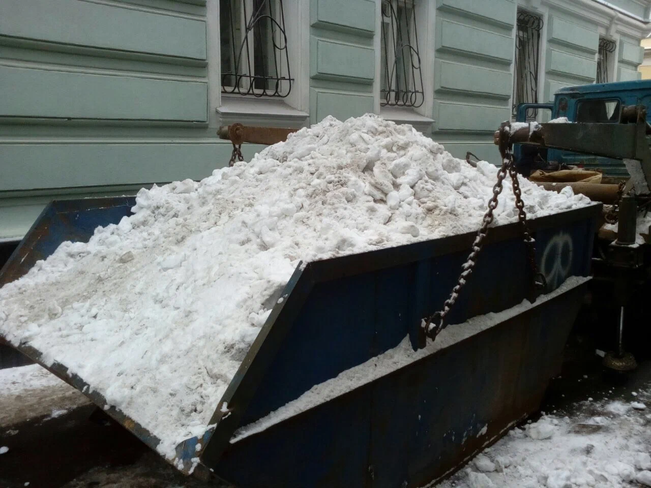 Вывоз снега контейнерами в Советской Гавани в октябре
