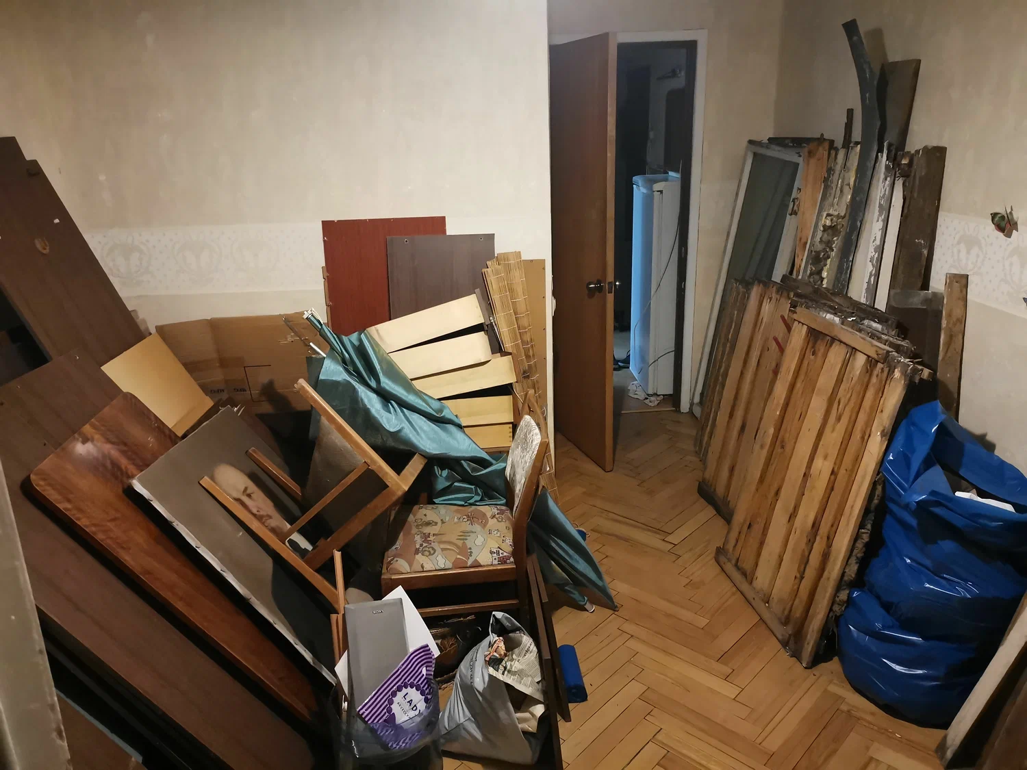 Демонтаж мебели с вывозом и утилизацией в Советской Гавани в октябре